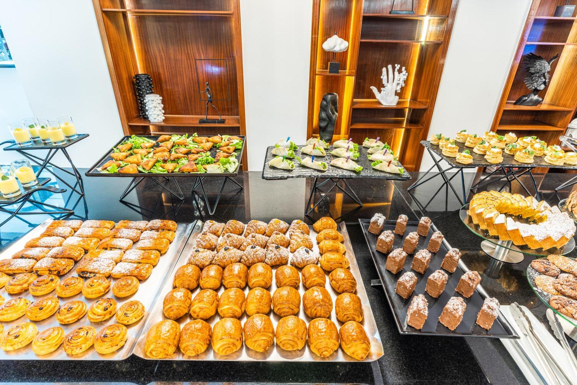 One Hotel Casablanca Ngoại thất bức ảnh A selection of pastries at a buffet