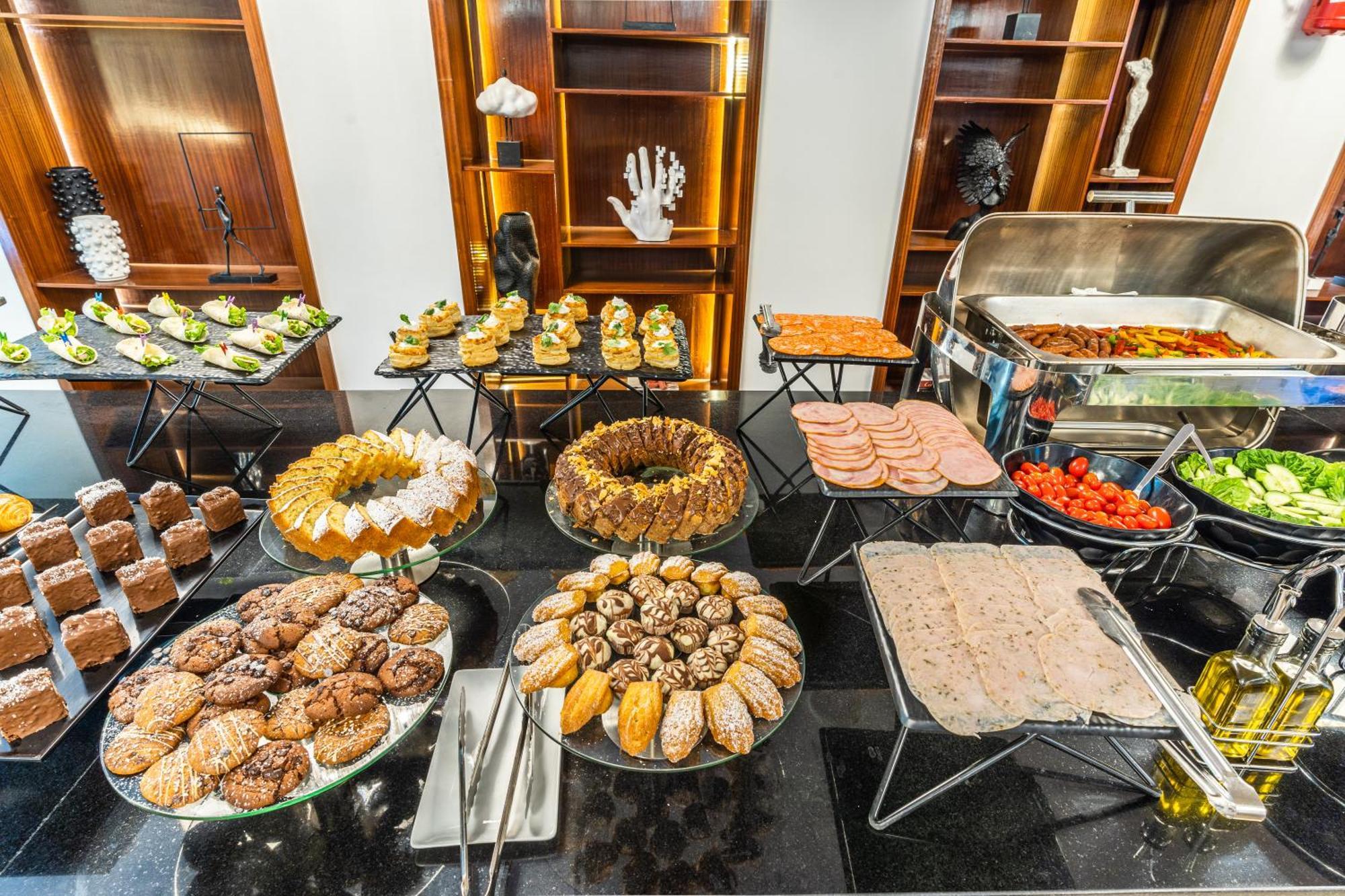 One Hotel Casablanca Ngoại thất bức ảnh A buffet at a hotel