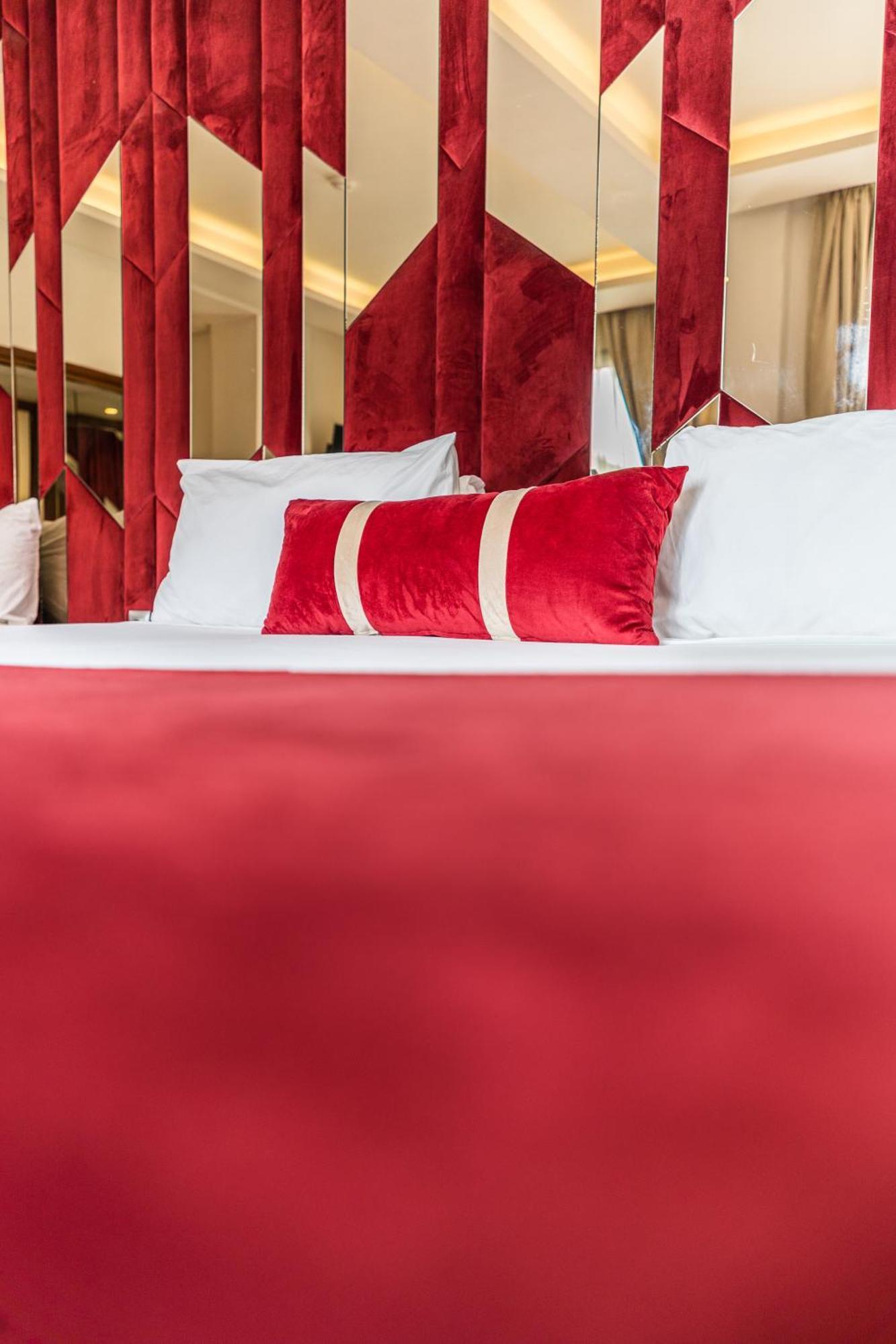 One Hotel Casablanca Ngoại thất bức ảnh A bed with a red bedsheet